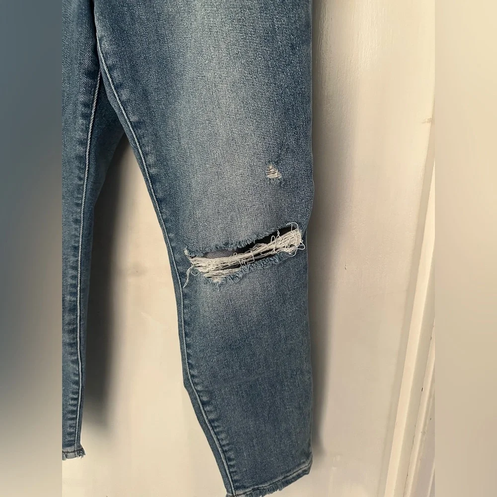 Express Skinny high rise ripped jeans. Size 6S. Great condition. - Picture 3 of 5